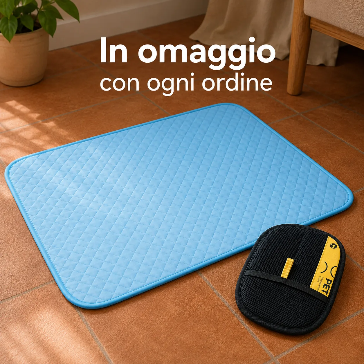 Tappetino refrigerante blu accanto a un guanto raccogli-peli, in omaggio con ogni ordine