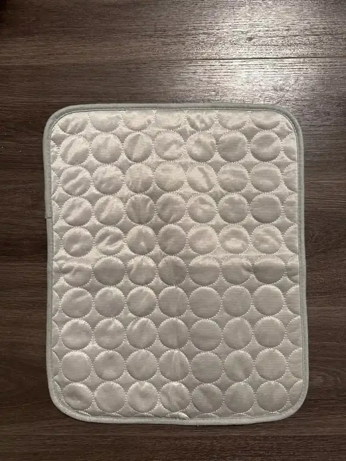 Tappetino refrigerante Frimouf Ice grigio in taglia S su parquet scuro, foto di un acquirente